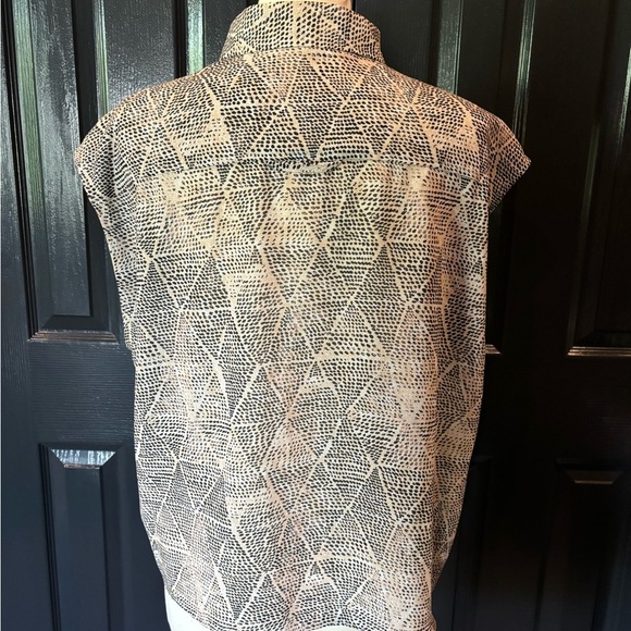 Third Form Patterned Sleeveless Blouse - Picture 5 of 6